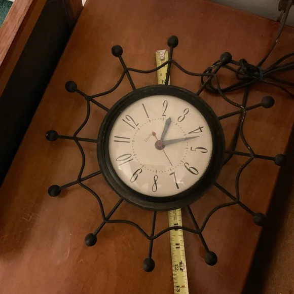 Vintage Starburst/Spiderweb Electric Clock - Picture 1 of 4